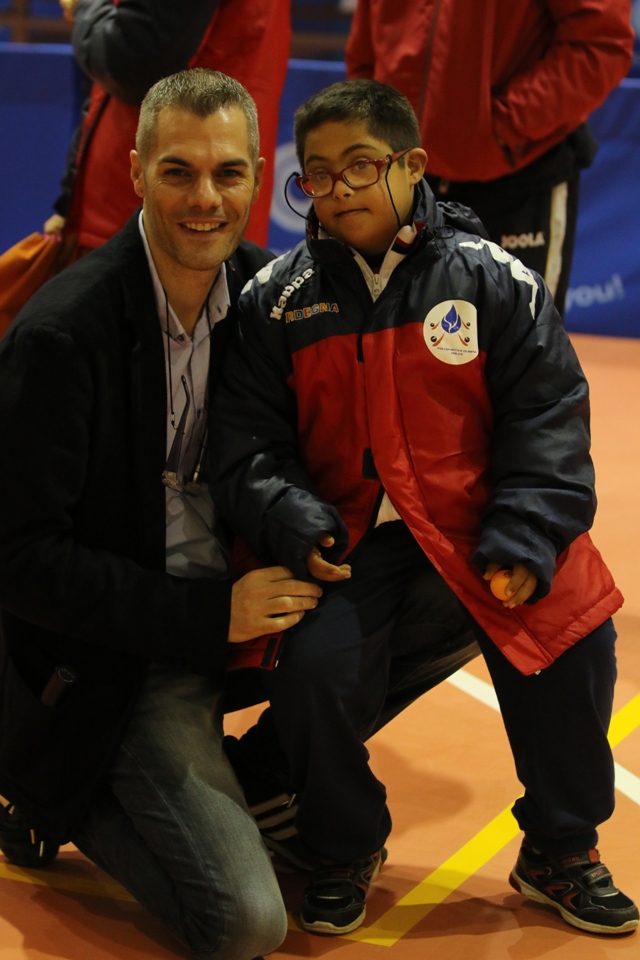 Simone Carrucciu con il giovane atleta special Michele