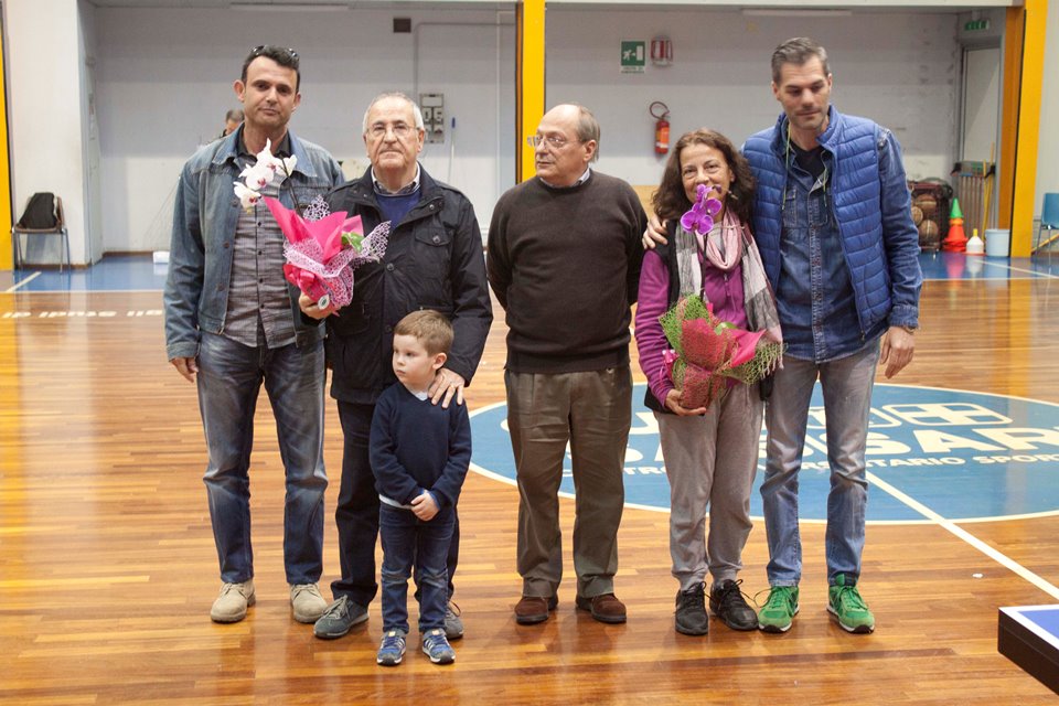 a dx il presidente Carrucciu con i familiari di Stefano Ganau e Sergio Visioli , e i consiglieri regionali Sergio Ticca e Gian Luca Mattana (Foto Andrea Zuccato)