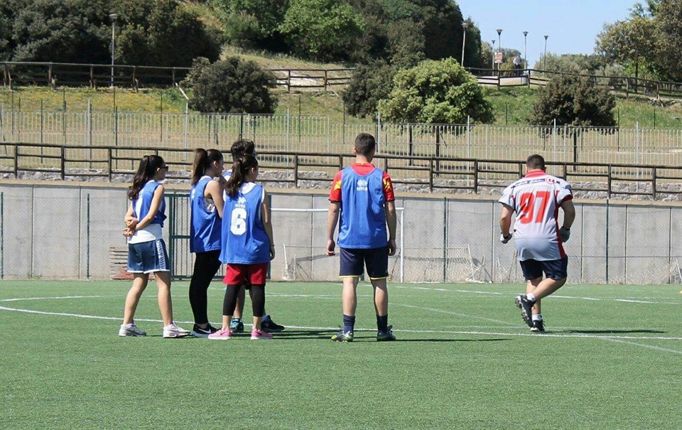 Anche le studentesse apprendono lezioni di Flag Football