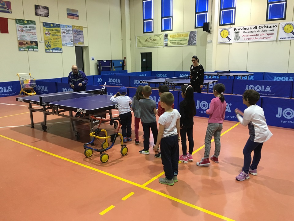 In fila per gli esercizi di tennistavolo