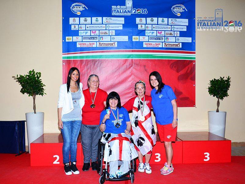 Maria Egle Fanni festeggia con la sua conterranea Clara Podda medaglia d'oro singolo femminile  65 - 70