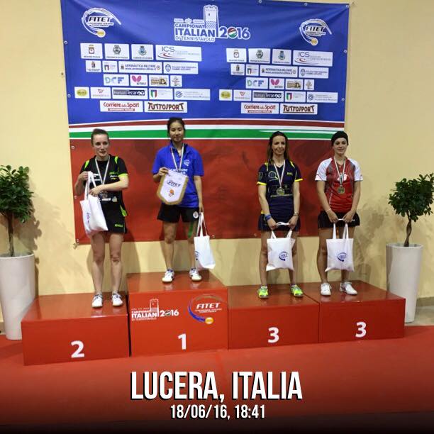 Una sorridente Marialucia Di Meo sul podio dei II categoria a Lucera